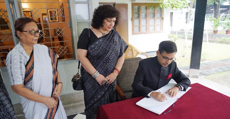 বঙ্গবন্ধুর প্রতিকৃতিতে ভারতীয় হাইকমিশনারের শ্রদ্ধা