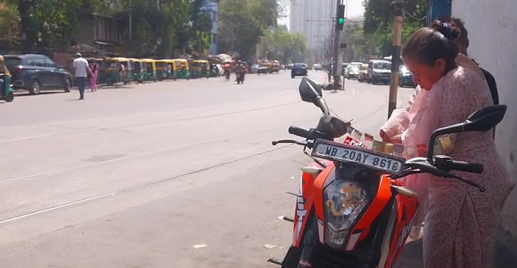 পুরুষদের সঙ্গে সমান তালে বাইক সার্ভিসিং করছেন কলকাতার এই নারী