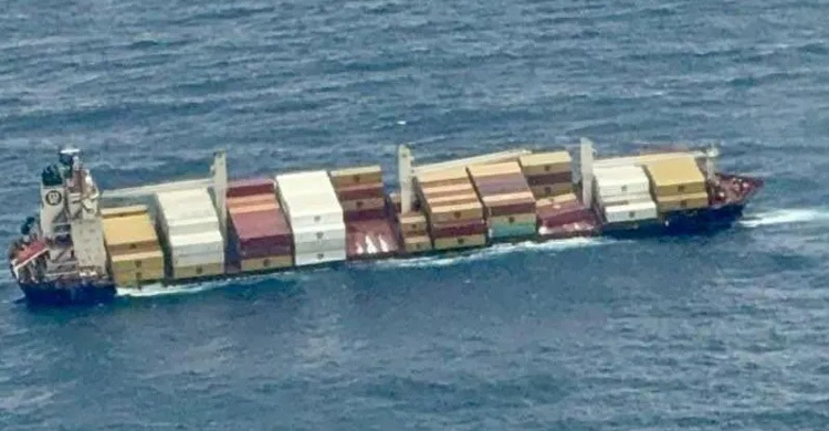 ভারতের উপকূলে বিপজ্জনক পণ্যবাহী জাহাজডুবি, সতর্কতা জারি