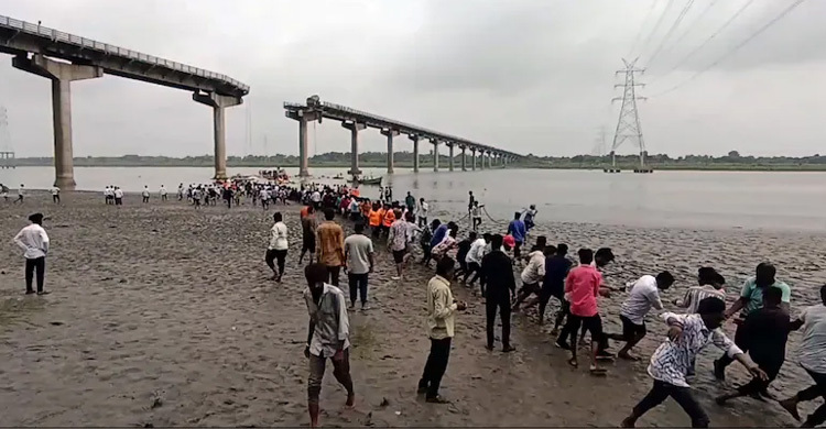 গুজরাটে সেতু ধসে মৃতের সংখ্যা বেড়ে ১৫, কাদায় উদ্ধারকাজে বিঘ্ন