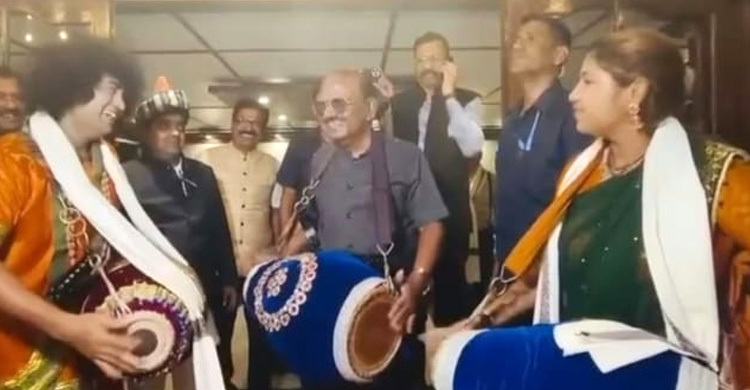 অন্য মেজাজে ধরা দিলেন পশ্চিমবঙ্গের রাজ্যপাল