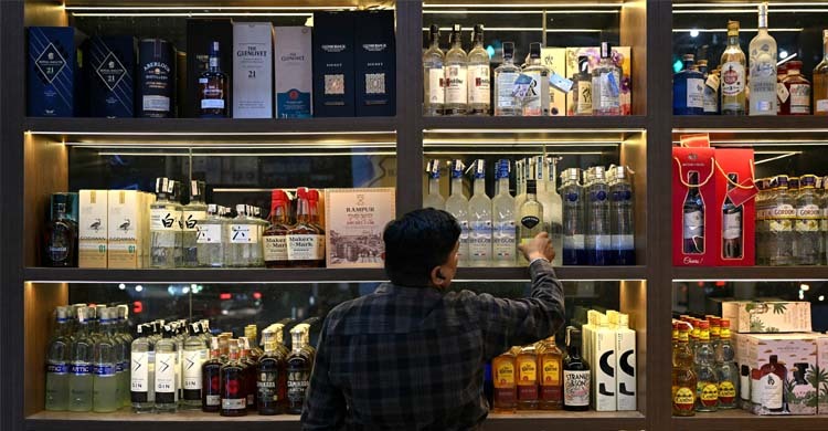দোকানে ভিড় কমাতে অনলাইনে মদ বিক্রির প্রস্তাব