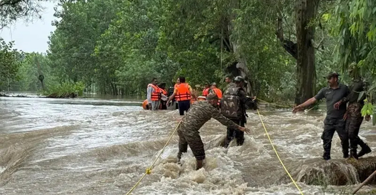জম্মু-কাশ্মীরে বন্যা-ভূমিধসে নিহত ৩০