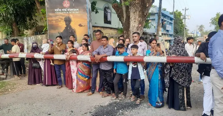 পূজার ছুটিতে হিলি সীমান্তে ভিড়, শূন্যরেখায় দাঁড়িয়ে ভারত দর্শন