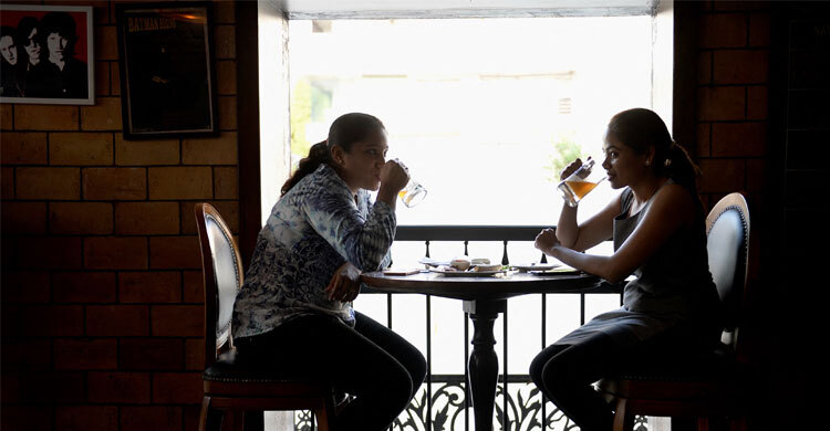 বিয়ার পানের বয়স ২৫ থেকে কমিয়ে ২১ করতে চায় দিল্লি সরকার