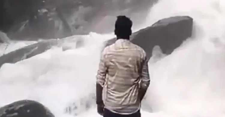 রিলস বানাতে গিয়ে মর্মান্তিক পরিণতি যুবকের!