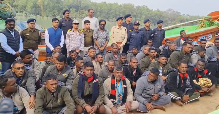 বাংলাদেশের কারাগার থেকে মুক্তি পেয়ে ভারতে ফিরলেন ৪৭ জেলে