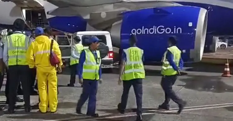 কলকাতা আন্তর্জাতিক বিমানবন্দরে দাঁড়িয়ে থাকা বিমানে গাড়ির ধাক্কা