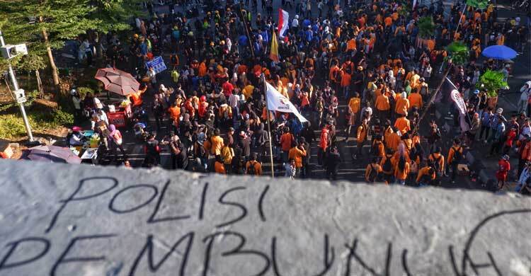 দমন-পীড়নের ভয় উপেক্ষা করে জড়ো হচ্ছে শিক্ষার্থীরা