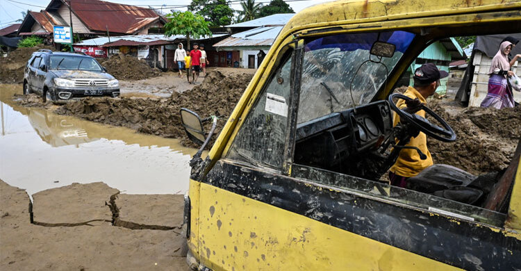 ইন্দোনেশিয়ায় ভয়াবহ বন্যা–ভূমিধসে মৃতের সংখ্যা ৭০০ ছাড়িয়েছে