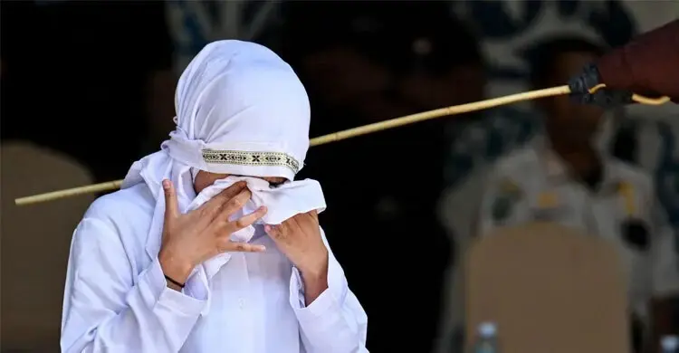 বিবাহবহির্ভূত সম্পর্ক, ইন্দোনেশিয়ায় দুইজনকে প্রকাশ্যে ১০০ বেত্রাঘাত