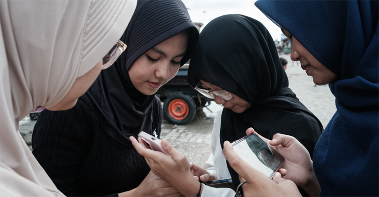 ইন্দোনেশিয়ায় ১৬ বছরের কম বয়সীদের জন্য সামাজিক মাধ্যমে নিষেধাজ্ঞা