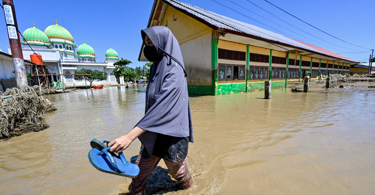 Death toll from Indonesia floods surpasses 708