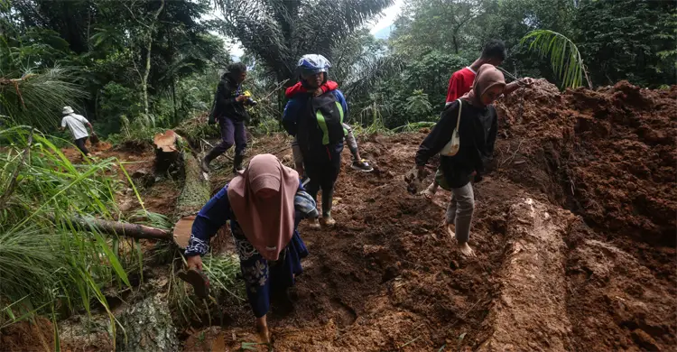 ইন্দোনেশিয়ায় বন্যা-ভূমিধসে ৮ জনের মৃত্যু