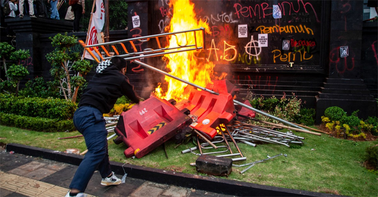 ইন্দোনেশিয়ায় অর্থমন্ত্রীর বাসভবনে রাতভর লুটপাট