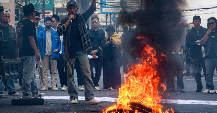 মোটরসাইকেল চালকের মৃত্যুতে যেভাবে উত্তাল হলো ইন্দোনেশিয়া