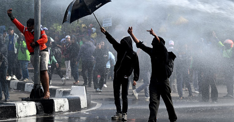 খাবার পাঠিয়ে ইন্দোনেশিয়ার আন্দোলনে সংহতি প্রতিবেশী দেশগুলোর