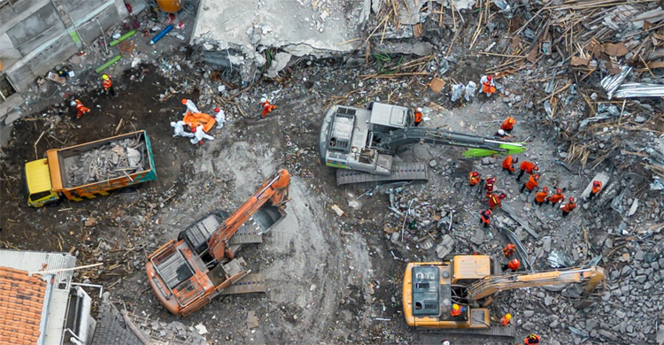 ইন্দোনেশিয়ায় স্কুল ধসে মৃতের সংখ্যা বেড়ে ৫৪