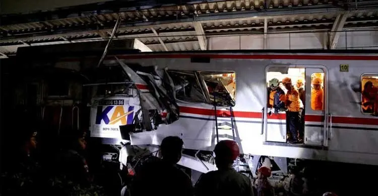 ইন্দোনেশিয়ায় দুই ট্রেনের সংঘর্ষে নিহত ১৪, আরও হতাহতের শঙ্কা