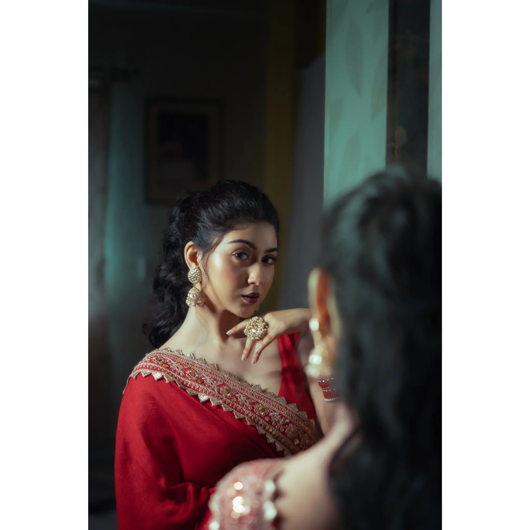 সোনালি পাড়ের লাল শাড়িতে ঝলমলে ইন্দ্রানী