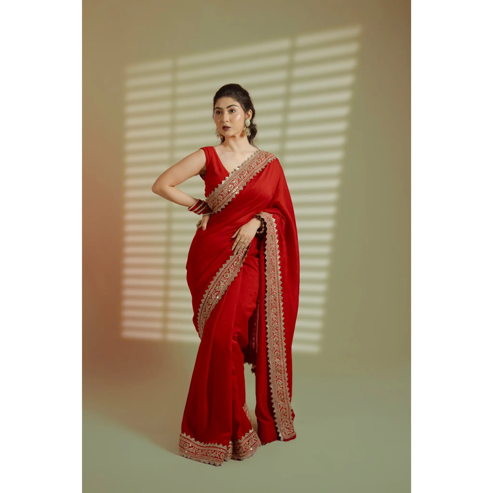 সোনালি পাড়ের লাল শাড়িতে ঝলমলে ইন্দ্রানী