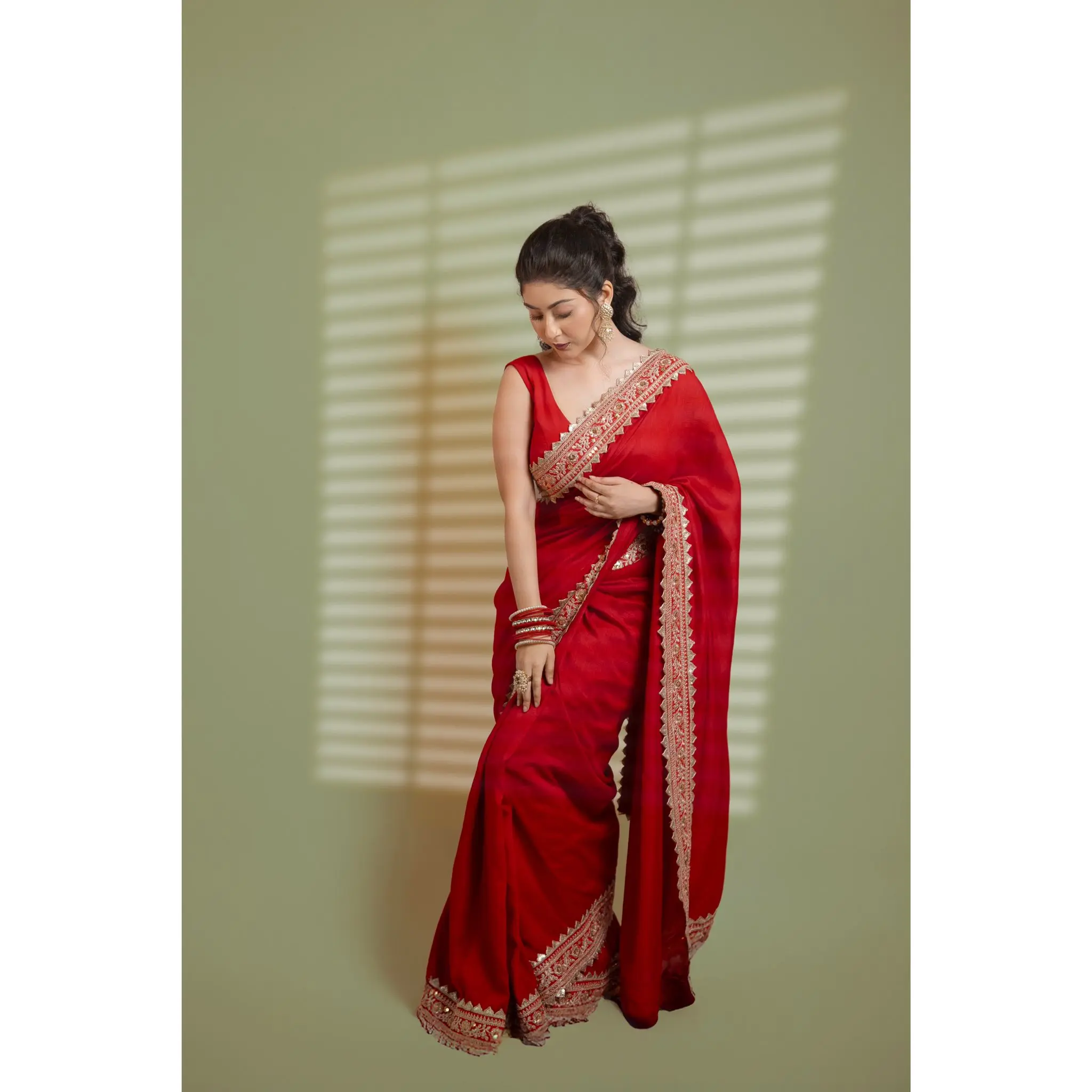 সোনালি পাড়ের লাল শাড়িতে ঝলমলে ইন্দ্রানী
