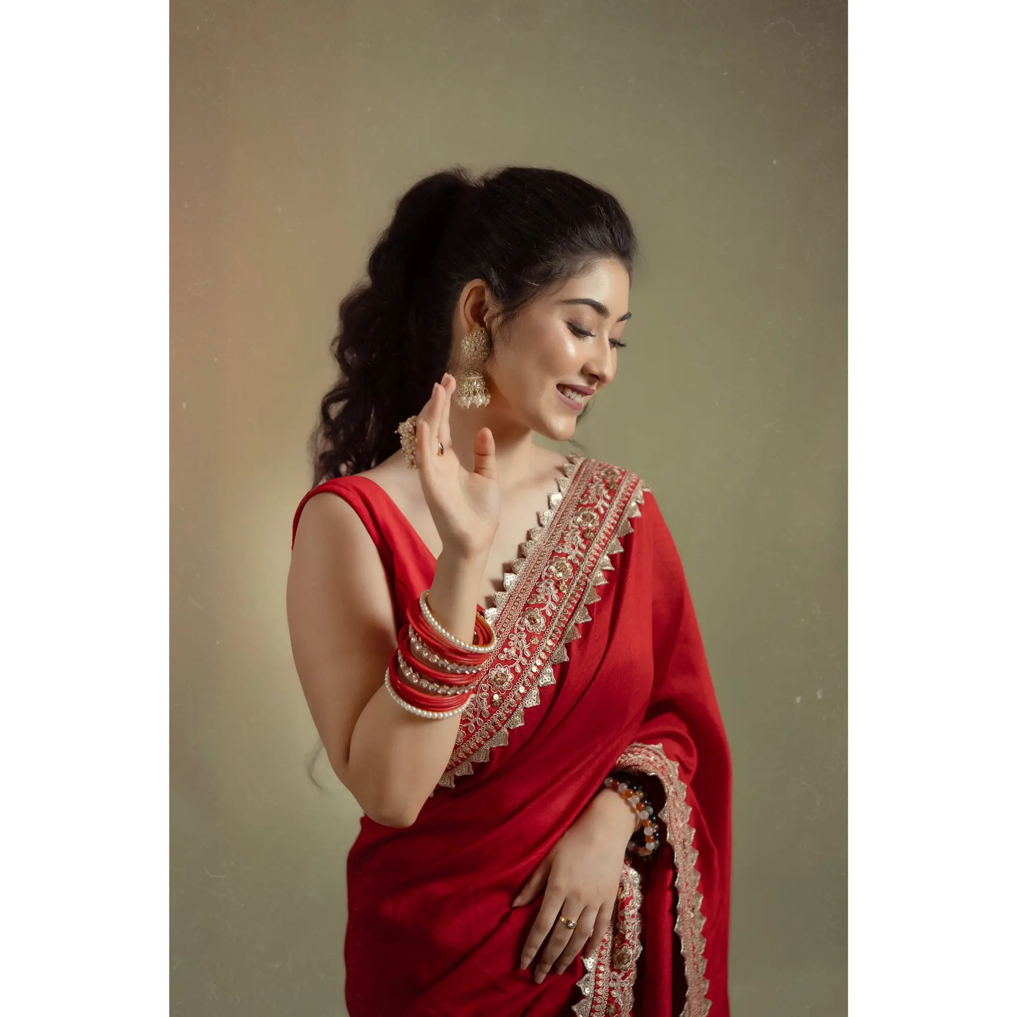 সোনালি পাড়ের লাল শাড়িতে ঝলমলে ইন্দ্রানী