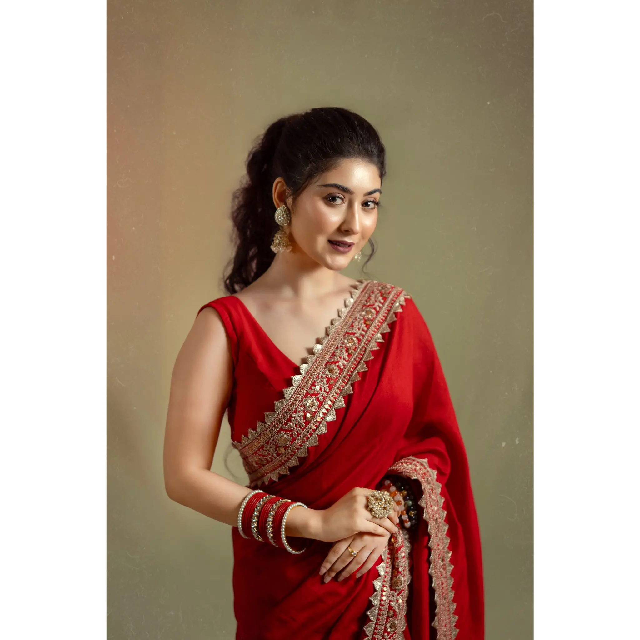 সোনালি পাড়ের লাল শাড়িতে ঝলমলে ইন্দ্রানী