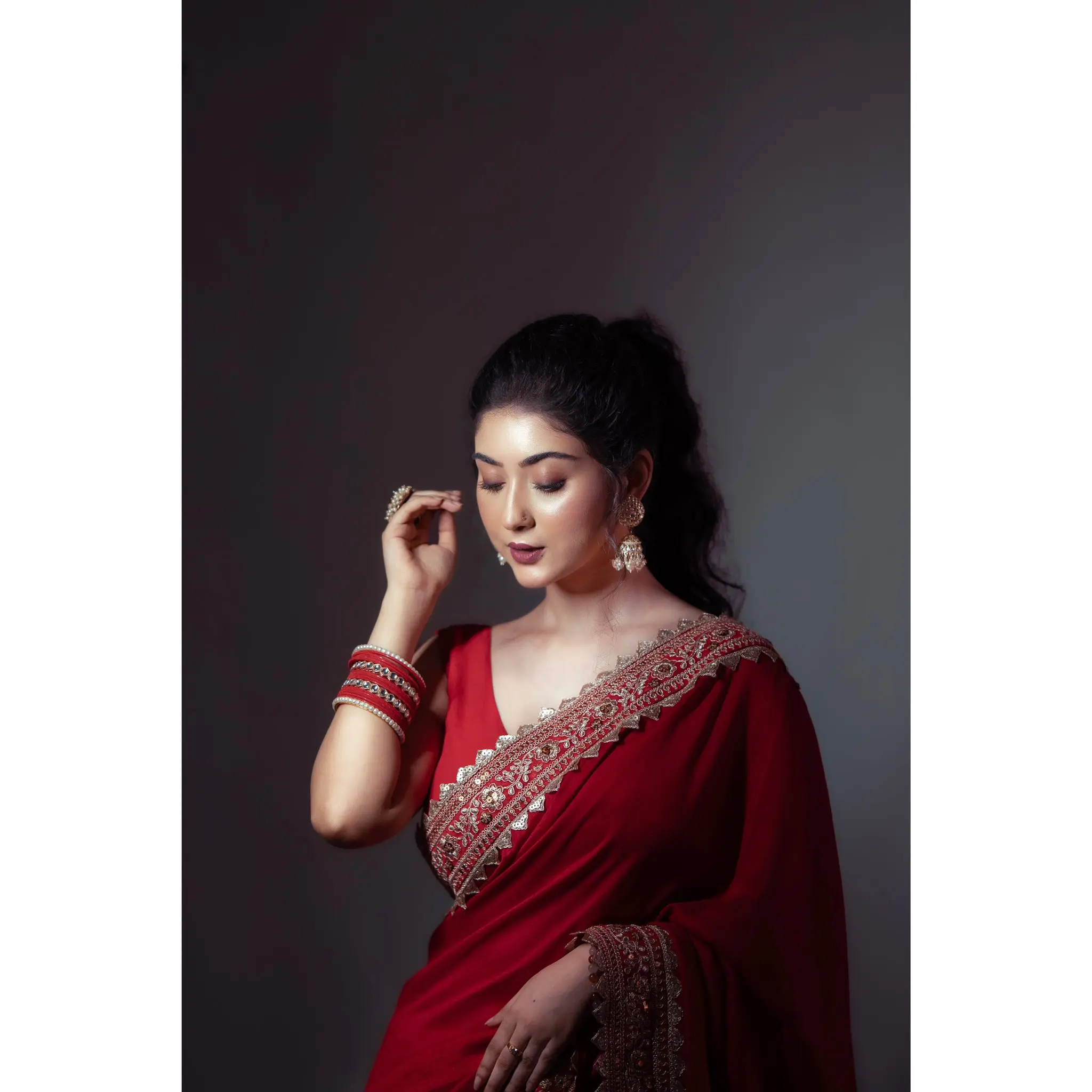 সোনালি পাড়ের লাল শাড়িতে ঝলমলে ইন্দ্রানী