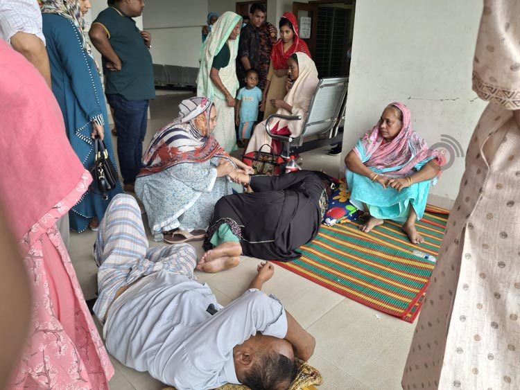 দাদার চোখের পানি মুছে দিচ্ছে ফায়ার ফাইটার নুরুলের অবুঝ শিশুসন্তান