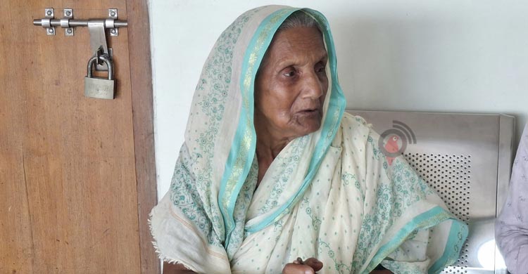 দাদার চোখের পানি মুছে দিচ্ছে ফায়ার ফাইটার নুরুলের অবুঝ শিশুসন্তান