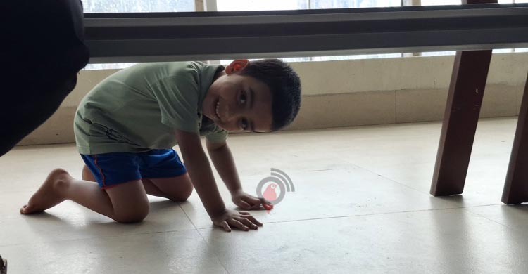 দাদার চোখের পানি মুছে দিচ্ছে ফায়ার ফাইটার নুরুলের অবুঝ শিশুসন্তান