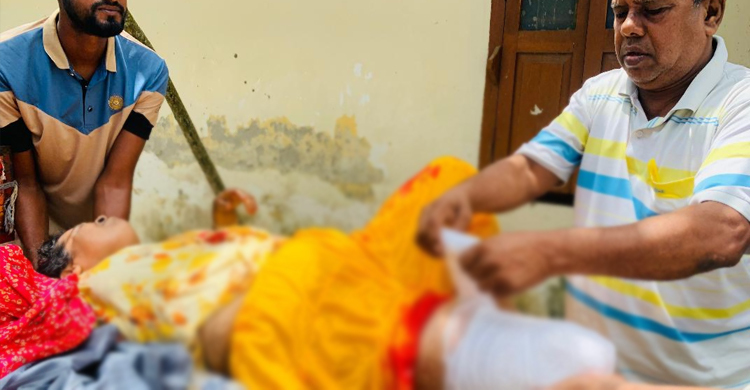 ব্যাটারিচালিত দুই ভ্যানের সংঘর্ষে নারীর পা বিচ্ছিন্ন