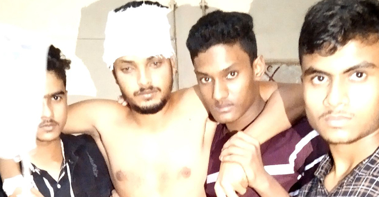 ‘ভুলবশত’ কলেজছাত্রকে কোপালো স্কুল শাখার তিন ছাত্র