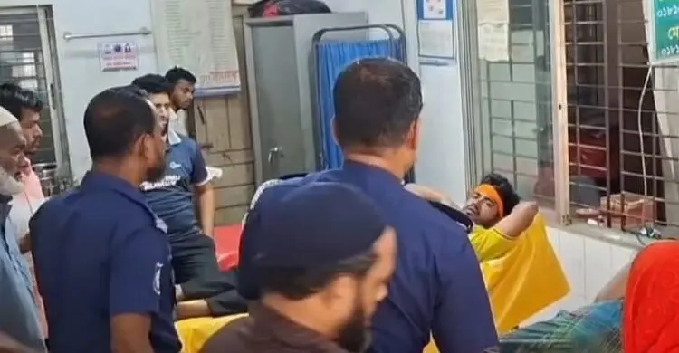 ঘুমন্ত ছেলেসহ ৩ জনকে কুপিয়ে ছাদ থেকে লাফিয়ে কনস্টেবলের মৃত্যু