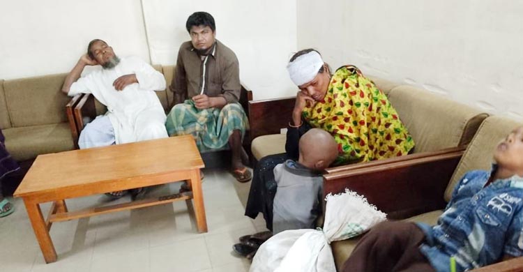 দাঁড়িয়ে থাকা বাগিতে ইঞ্জিনে বগি লাগানোর সময় ১০ যাত্রী আহত