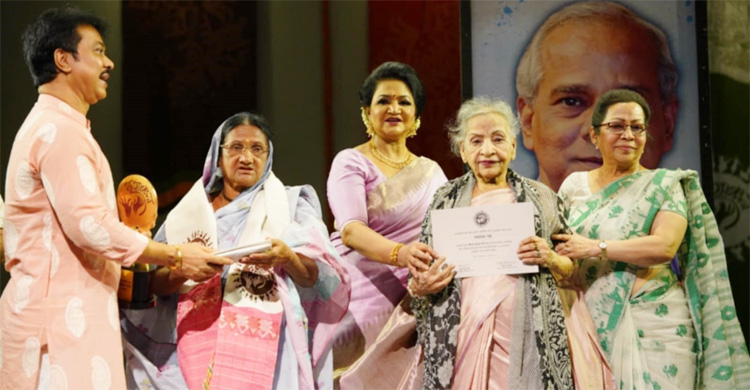 ‘পদক দিতে পেরে নিজেদের ধন্য মনে করছি’