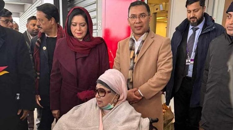 চিকিৎসায় বারবার ‘হোঁচট’, তবুও ঘুরে দাঁড়িয়েছেন খালেদা জিয়া