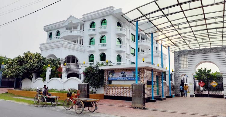 শিল্পপতির বাড়ির আমগাছ চুরি, থানায় অভিযোগ