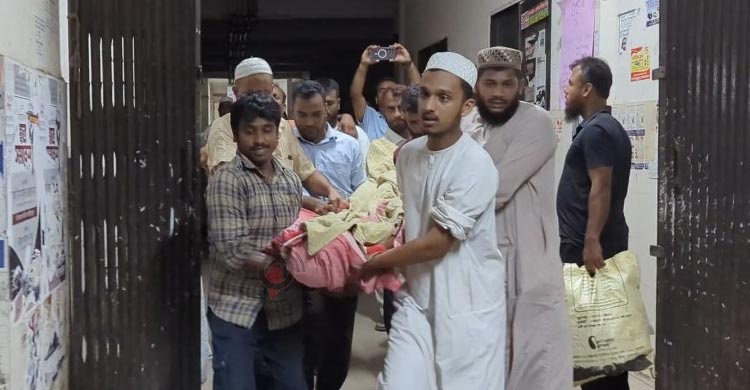 ট্রলিও দিলো না হাসপাতাল, চাদরে জড়িয়ে মরদেহ নিলেন স্বজনরা
