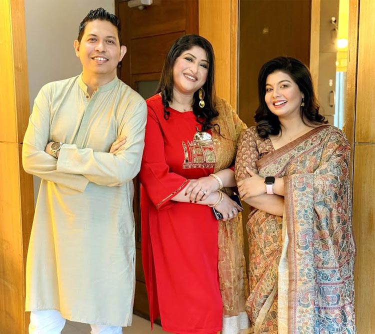 জেমসের কনসার্ট টিকিট কেটে দেখতেন প্রাক্তন স্ত্রী রথী