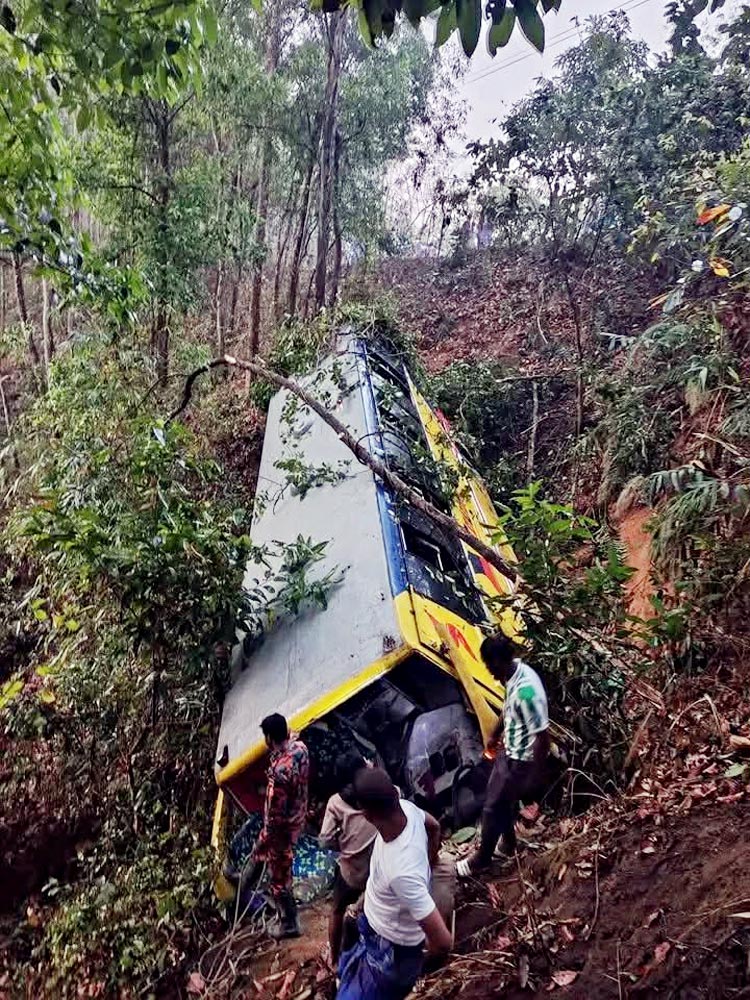বান্দরবানে পর্যটকবাহী বাস খাদে পড়ে নারীসহ আহত ১৭