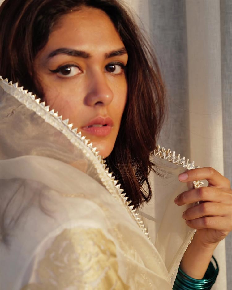 ম্রুণাল ঠাকুর স্বাস্থ্যকর চুল ও ত্বক পেতে যা করেন