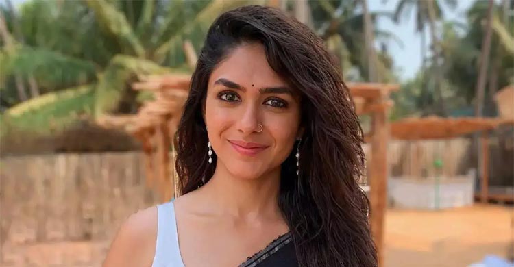 ম্রুণাল ঠাকুর স্বাস্থ্যকর চুল ও ত্বক পেতে যা করেন