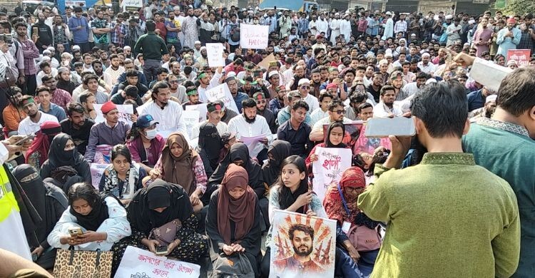 যমুনার সামনে ইনকিলাব মঞ্চের অবস্থান, পিছু হটলেন সরকারি কর্মচারীরা