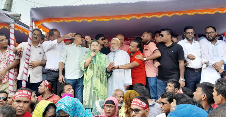 এখন মরা মানুষ ভোট দেয়, জীবিতরা ভোট দিতে পারে না