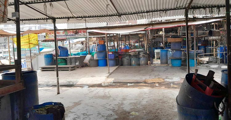 যাত্রাবাড়ী আড়ত, বেশিরভাগ দোকান বন্ধ, পণ্যের সরবরাহ-ক্রেতা কম