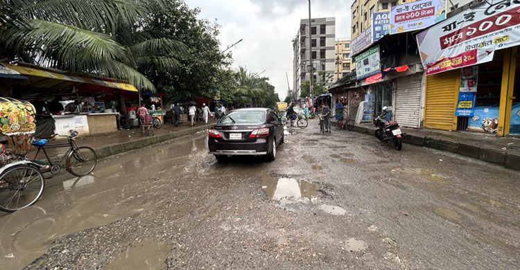 খানাখন্দে বেহাল দশা, রাজউক-ডিএনসিসি দেনদরবারে ভোগান্তি পথচারীদের