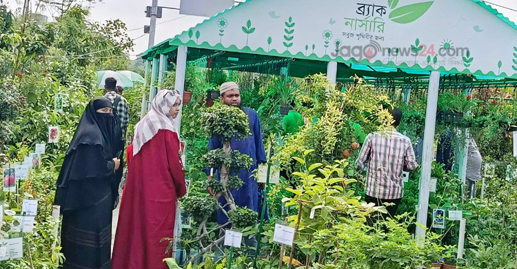 বৃক্ষমেলায় গাছের সঙ্গে সমানতালে বিক্রি হচ্ছে সার-মাটি