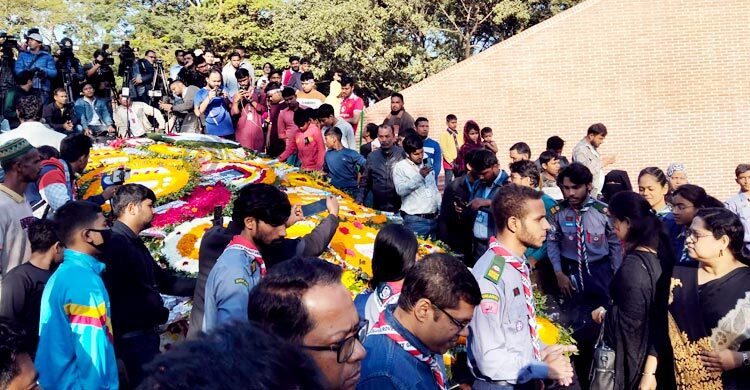 শহীদ বুদ্ধিজীবীদের সর্বস্তরের মানুষের ফুলেল শ্রদ্ধায় স্মরণ